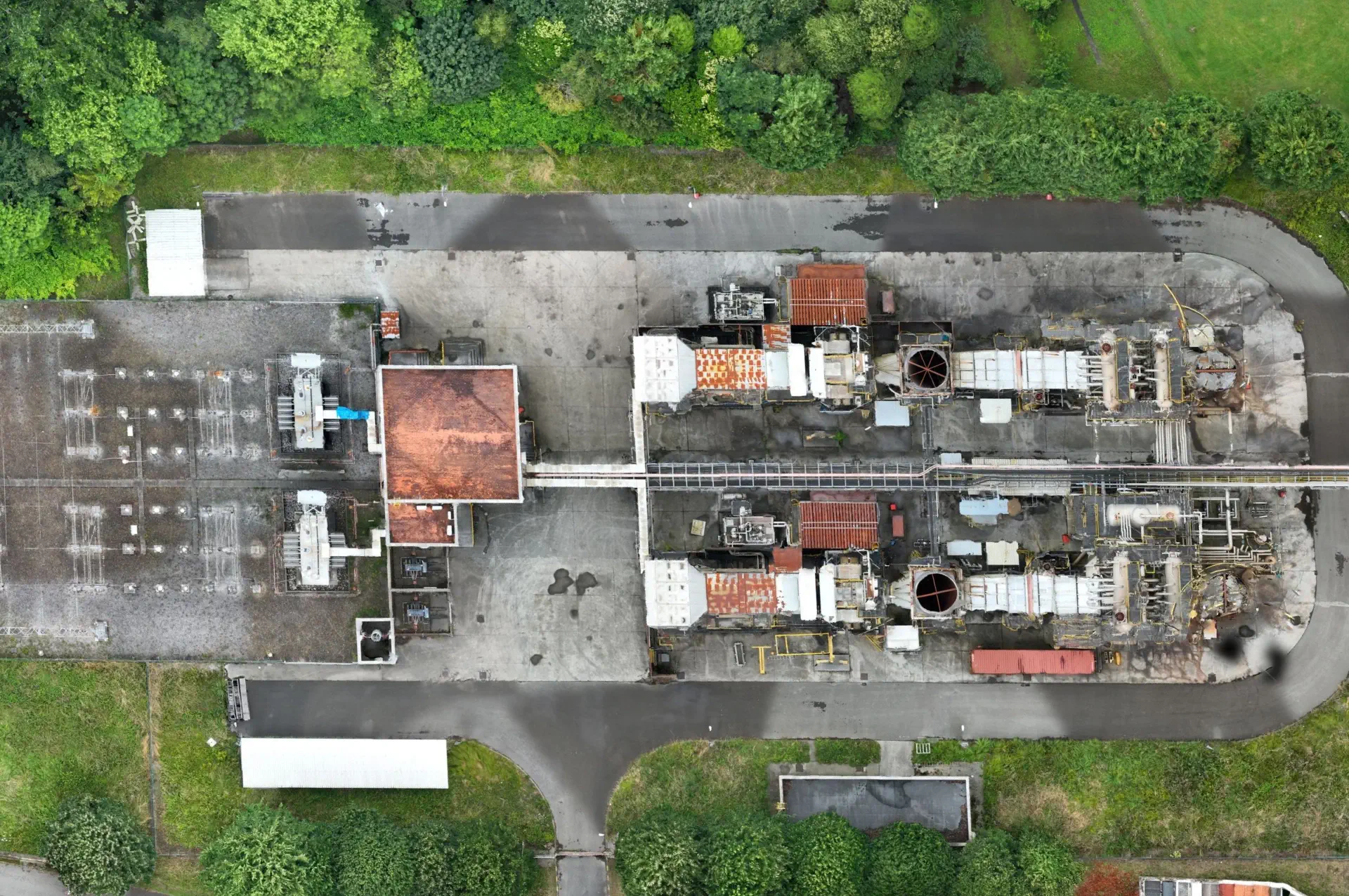 Vista cenital capturada con dron para documentar una instalación industrial
