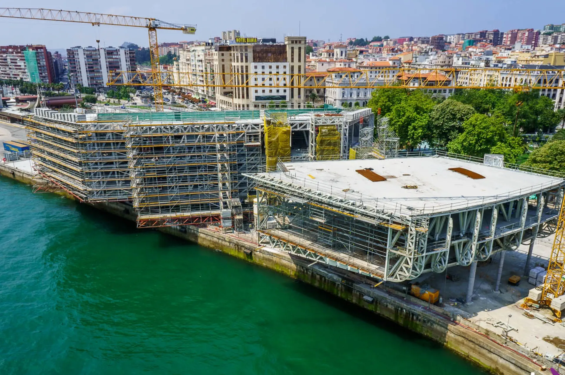 Seguimiento aéreo con drones de una obra en la bahía de Santander realizado por Aeroworkx